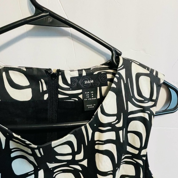H&M Black & White Graphic design shift dress. US Size 8 regular sleeveless. - Picture 4 of 8
